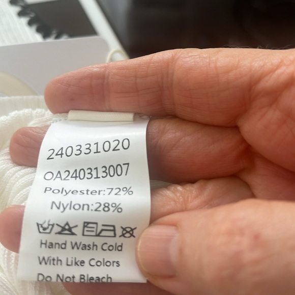 Commense Sleeveless Ribbed Sweater with Contrast Trim in White with Black Size L - Picture 8 of 10